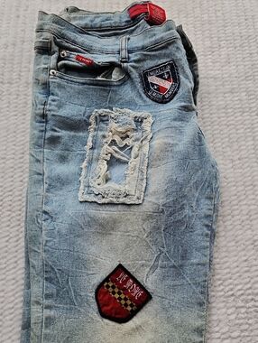 Le More Jeans with patches and distressed details (rips and fading) for a stylis